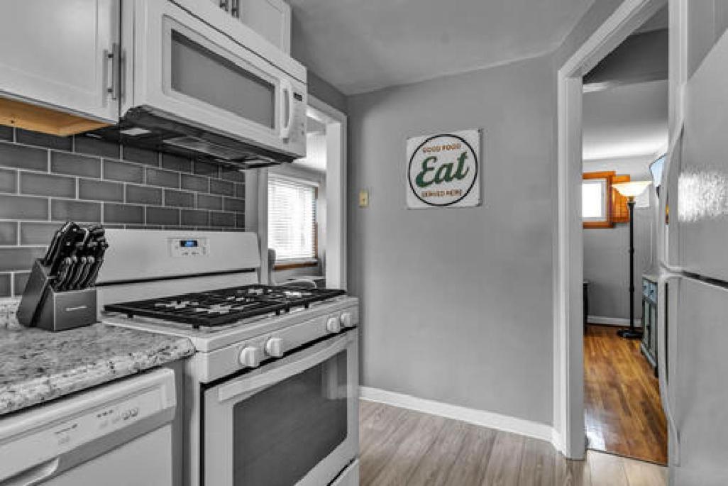 Gorgeous 2 Queen Bedroom Lower Apartment In North Buffalo With Free Driveway Parking Exteriér fotografie