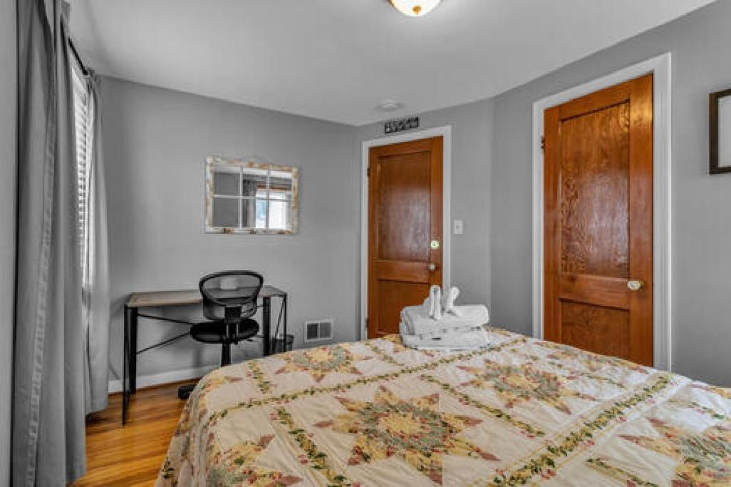 Gorgeous 2 Queen Bedroom Lower Apartment In North Buffalo With Free Driveway Parking Exteriér fotografie