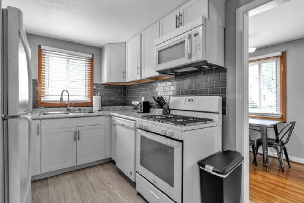 Gorgeous 2 Queen Bedroom Lower Apartment In North Buffalo With Free Driveway Parking Exteriér fotografie