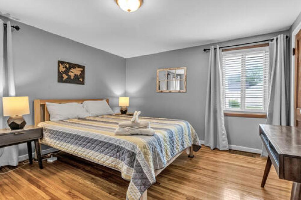 Gorgeous 2 Queen Bedroom Lower Apartment In North Buffalo With Free Driveway Parking Exteriér fotografie